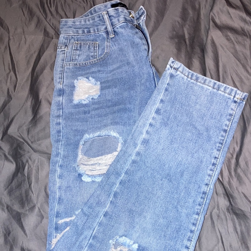 Size M high rise jeans with wide leg. Never worn because they where way to big.
